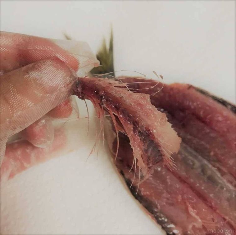 いわしの骨を取っている様子