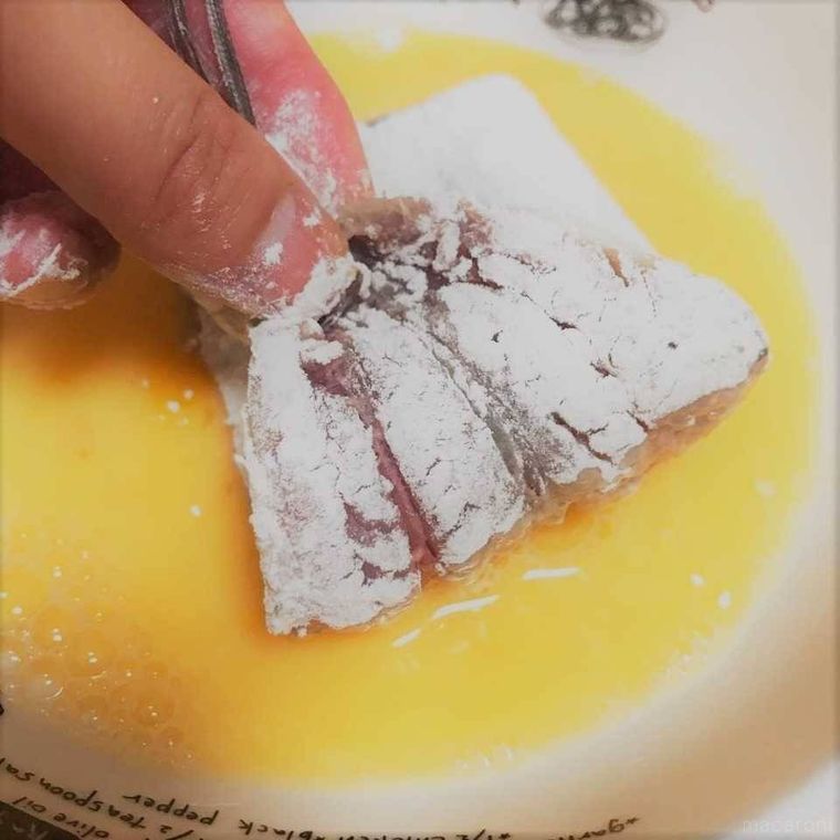 いわしに衣をつけている様子