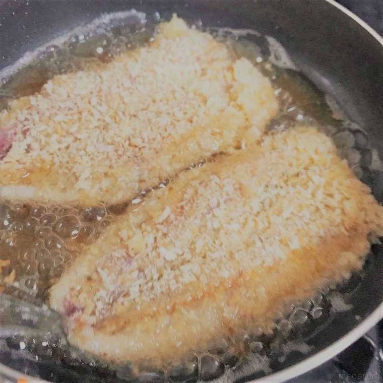 いわしを揚げている様子