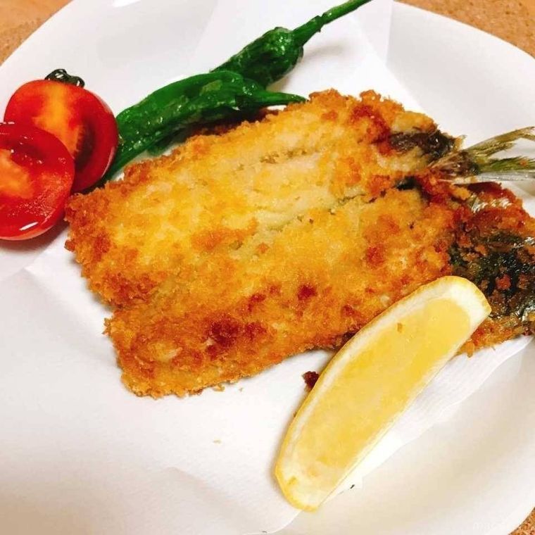 白いお皿に盛られた完成したいわしフライ