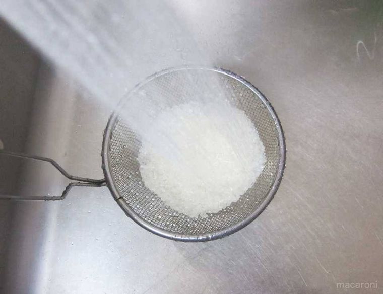 お米を洗っている様子