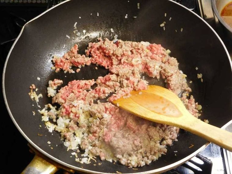 フライパンでひき肉を炒めている様子