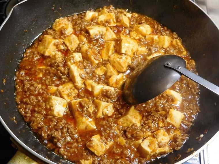 フライパンに入ったとろみのついた麻婆豆腐