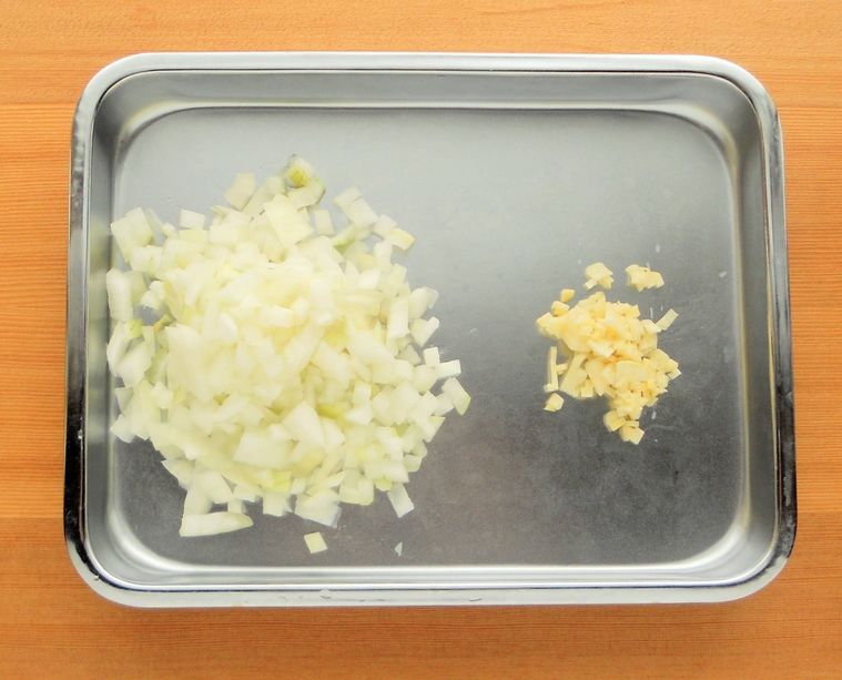 バットにのせた、みじん切りにした玉ねぎとにんにく