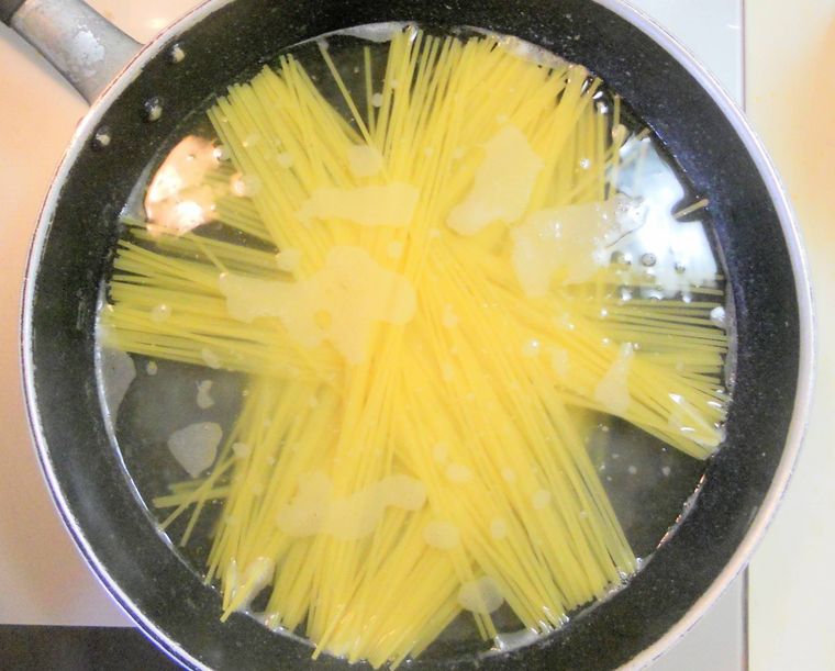 鍋でスパゲッティをゆでている様子