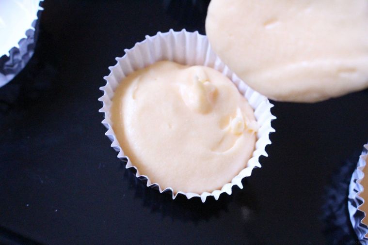 マドレーヌの型に生地を流し入れている様子