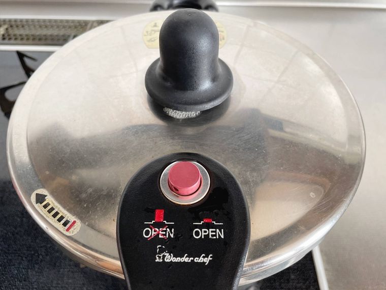 圧力鍋のピンが上がり、加圧している様子