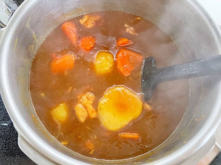 圧力鍋にカレールーを入れて煮込む様子