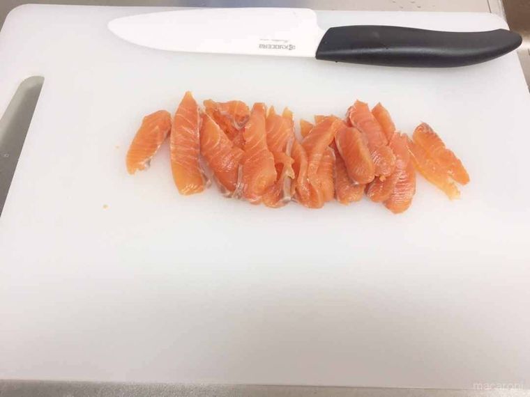 カットされたサーモン