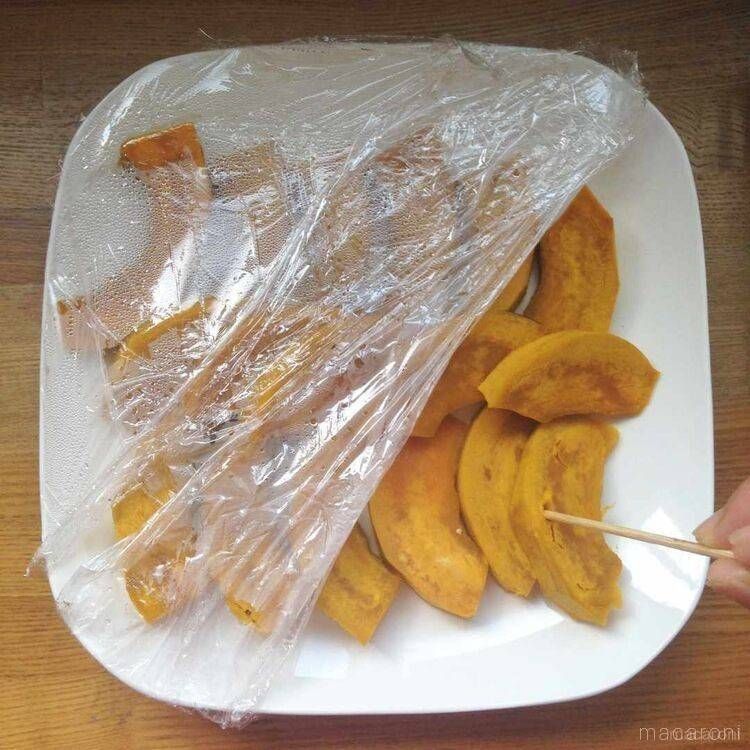 電子レンジで加熱したかぼちゃのかたさを楊枝で確認している様子