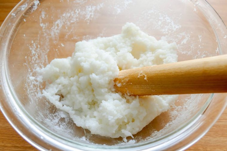 ごはんをめん棒で潰す様子