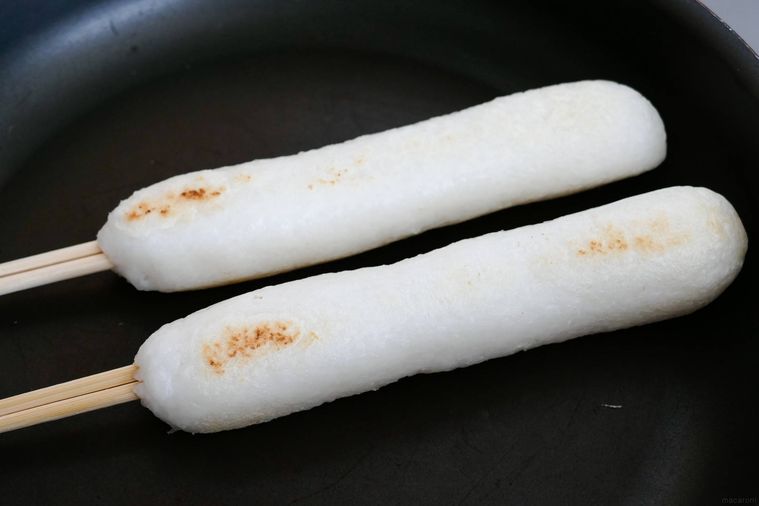 フライパンできりたんぽを焼く様子