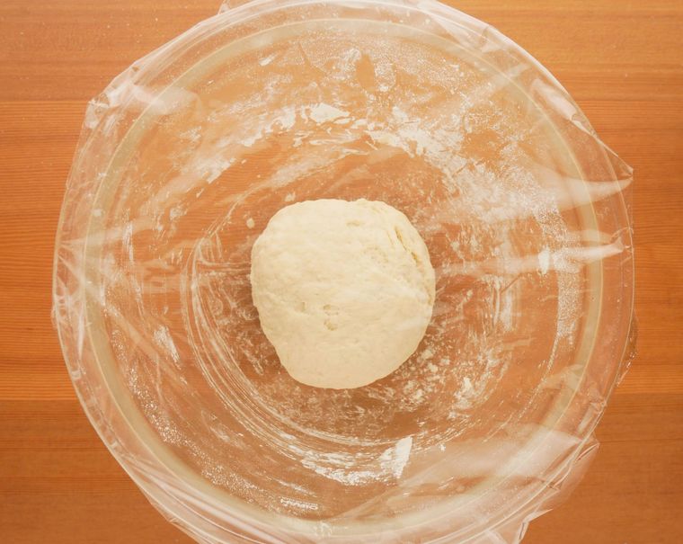 ラップをかけた、生地が入ったボウル