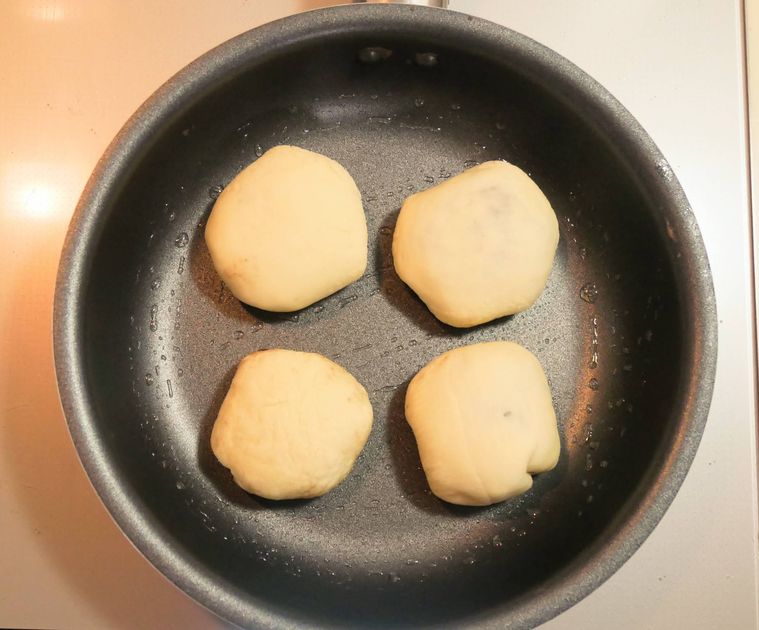 フライパンでおやき4個をを焼く様子