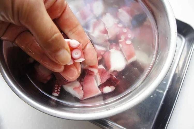 ボウルの中のたこを洗っている様子