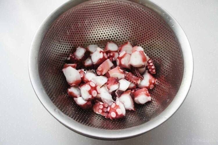 ザルの中にはいった、小さく切ったたこ