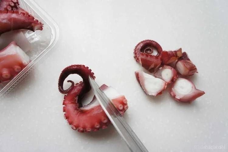 ゆでだこを包丁でカットしている様子