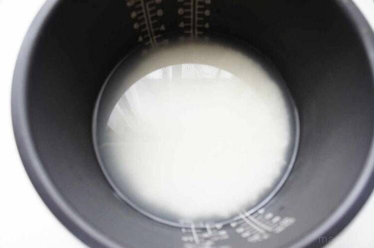 炊飯釜に入った米と水