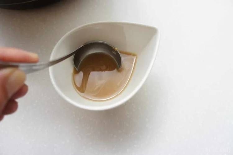 顆粒だしを湯で溶かしている白い器