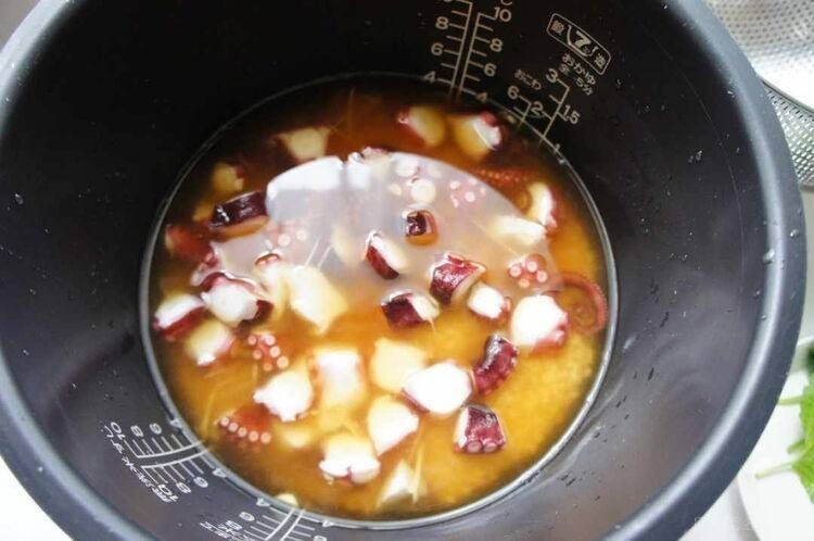 米とたことしょうが、調味液が入った炊飯釜