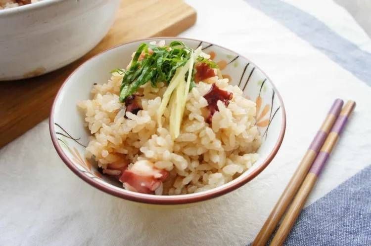 和柄の茶碗に盛られた、大葉やしょうがをのせたたこ飯