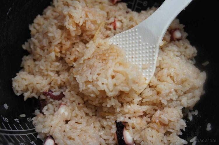 炊飯釜の中のたこ飯をしゃもじで混ぜている様子