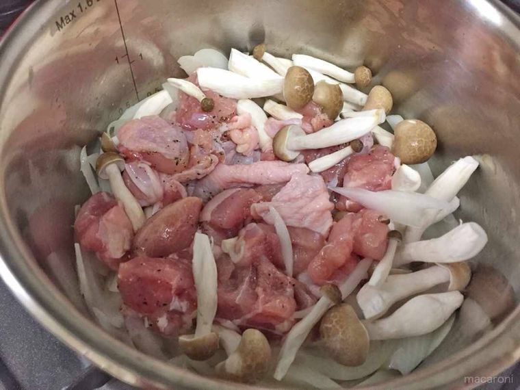 鶏肉としめじを入れた写真