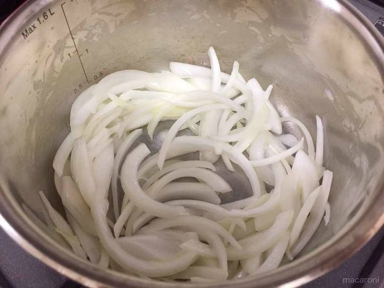 玉ねぎを炒める写真