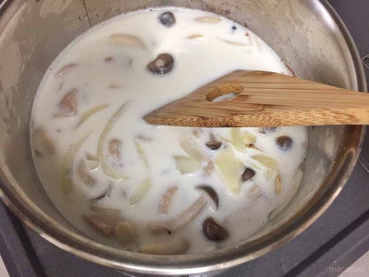 牛乳を加えて煮込む写真