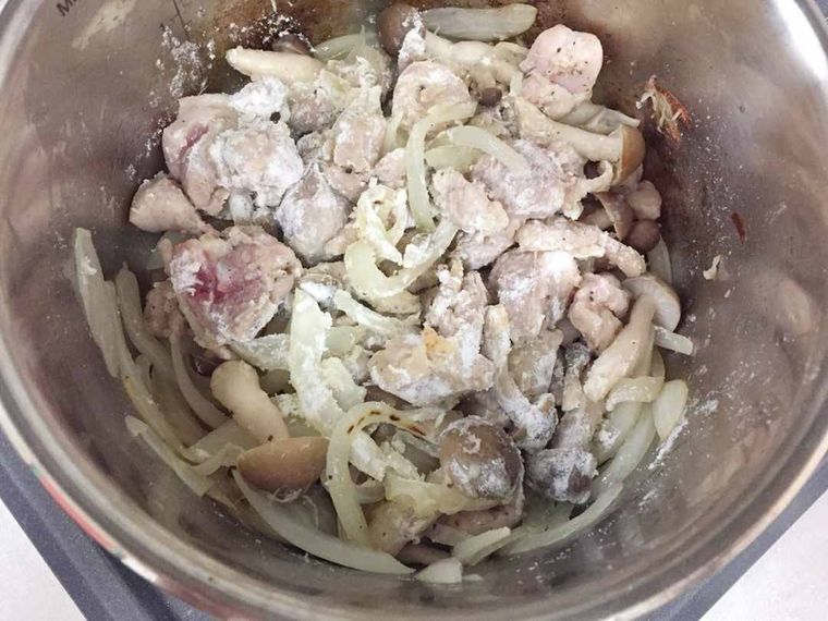 小麦粉を入れた写真