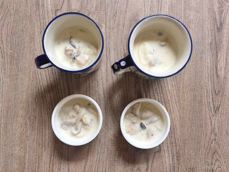 マグカップとココットにシチューを入れた写真