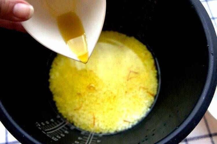 炊飯器にオリーブオイルを加える様子
