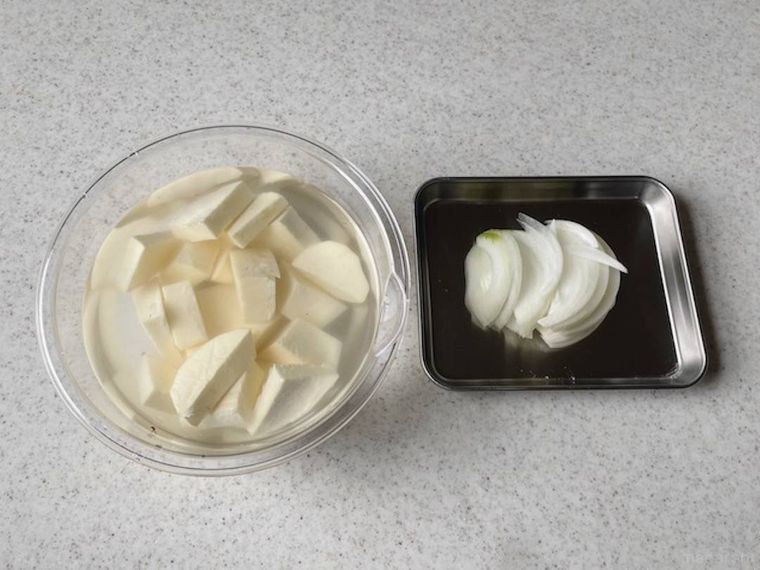 ボウルに入ったカットしたさつまいもと玉ねぎ