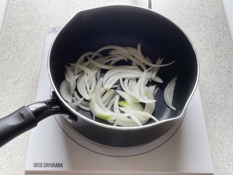 鍋で玉ねぎを炒めている様子