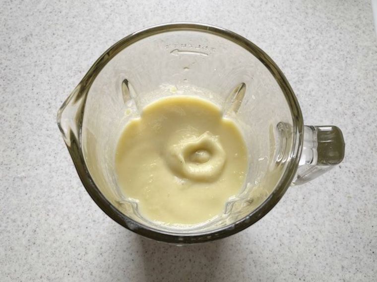 さつまいもと牛乳をミキサーにかけた様子
