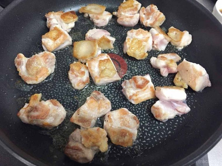 鶏肉を焼いている写真