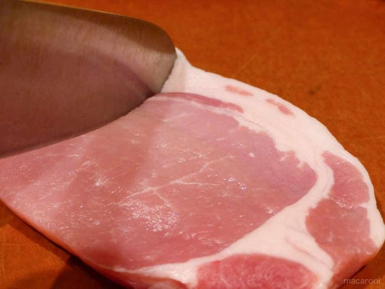豚肉の脂をカットする写真