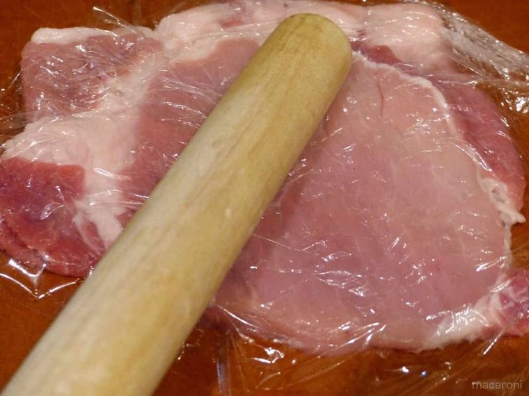 豚肉を叩く写真