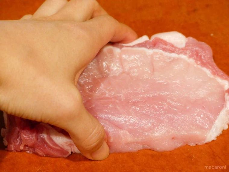 豚肉の形を整える写真