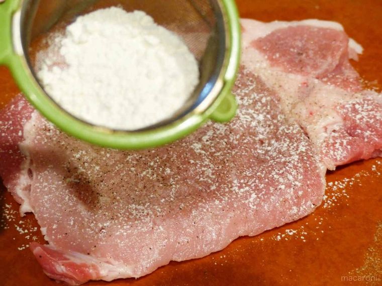 小麦粉をふるう写真