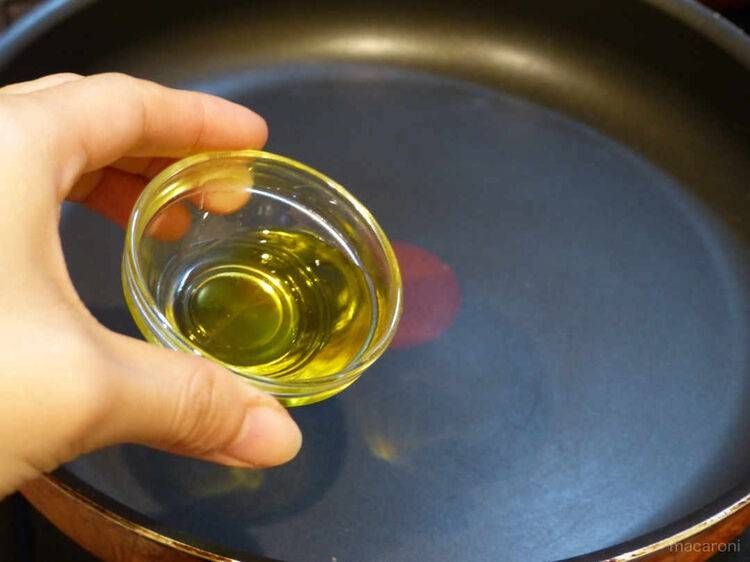 フライパンに油を入れる写真