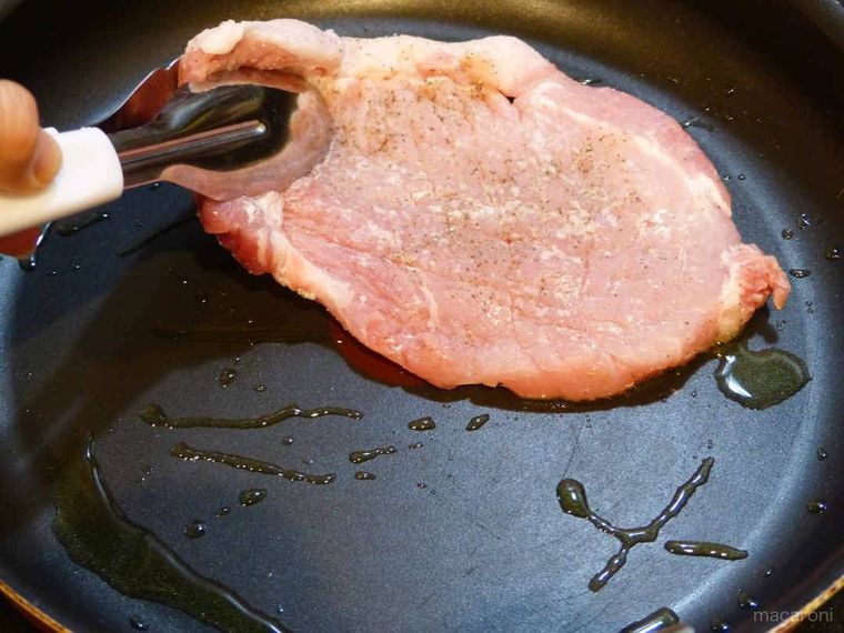 豚肉を焼く写真