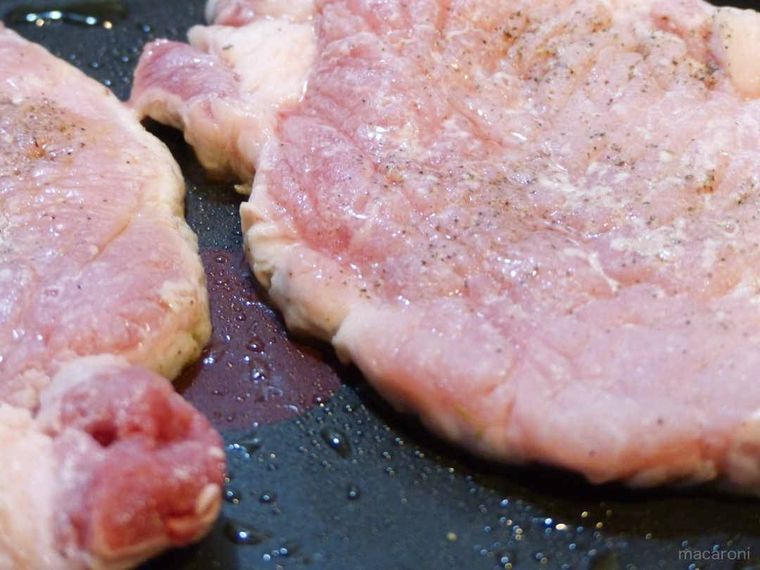 豚肉を焼いている写真
