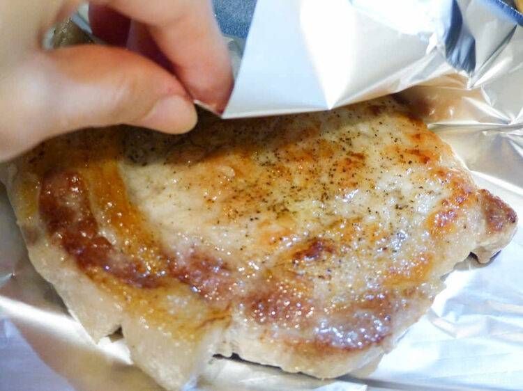 アルミホイルで豚肉を包む写真