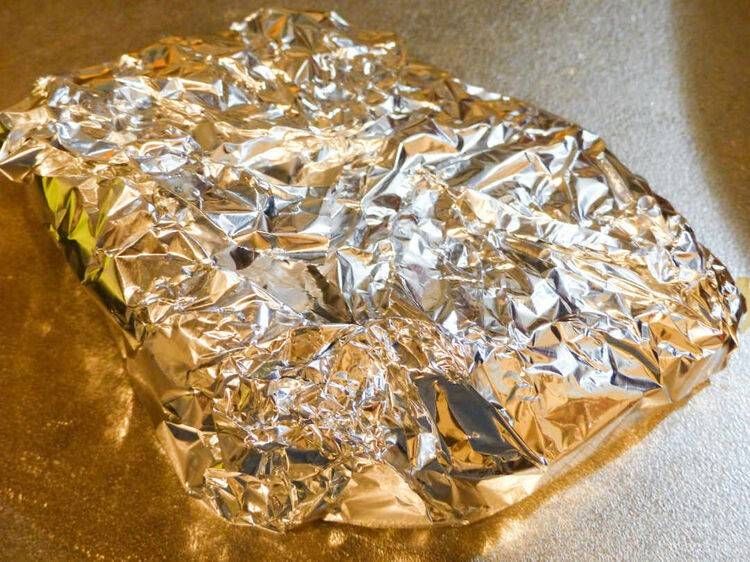 アルミホイルでつつんだ豚肉