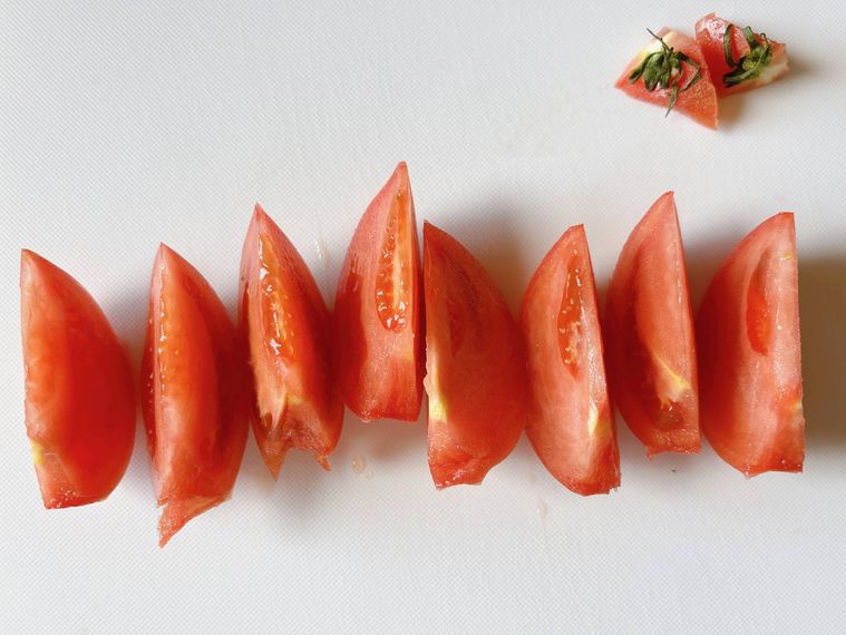 カットしたトマト