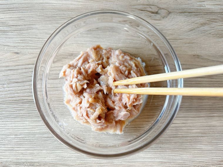 ツナ缶をほぐす様子