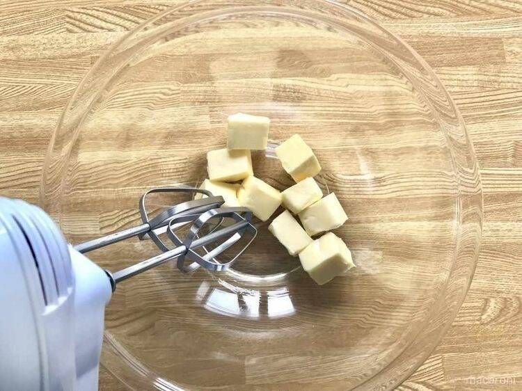 ボウルにバターを入れて混ぜる様子
