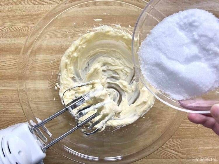 ボウルで混ぜたバターにグラニュー糖を加える様子