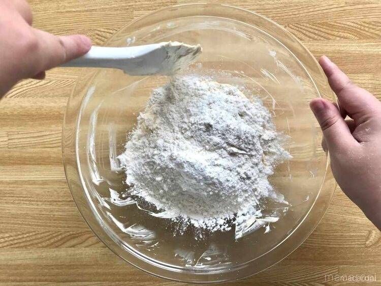 ボウルに粉類を入れたもの